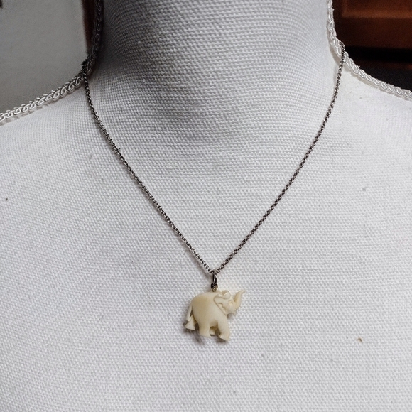 𝅺VINTAGE Unique Handcrafted Miniature Bone Carved Elephant Pendant for Necklace - Picture 2 of 6